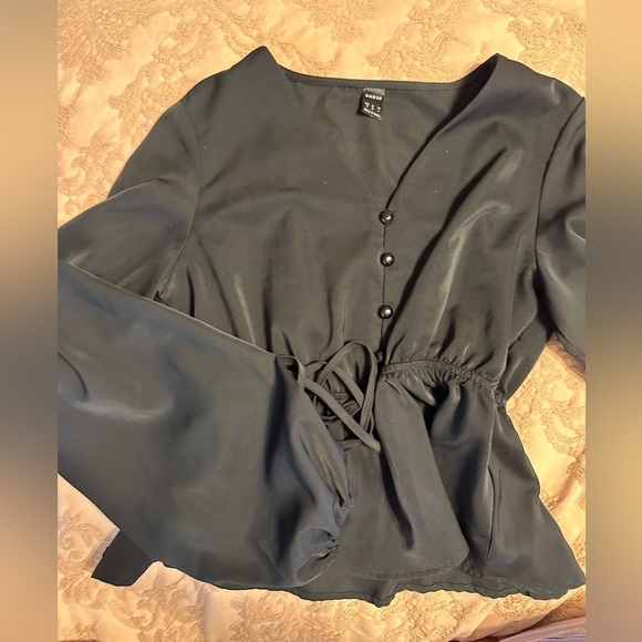 SHEIN black top with tie and button on neckline with bell sleeves - Picture 4 of 5
